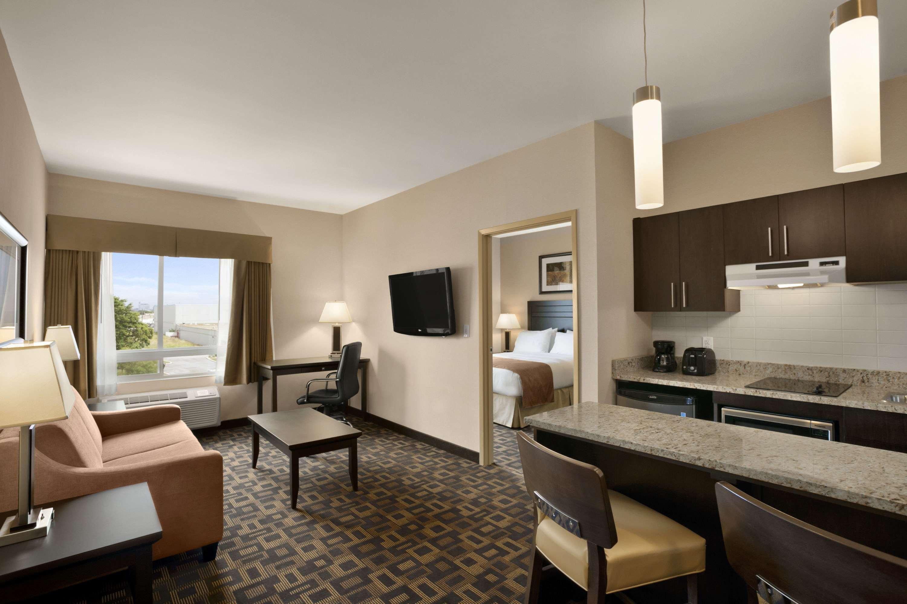 Days Inn & Suites By Wyndham Winnipeg Airport Manitoba Dış mekan fotoğraf