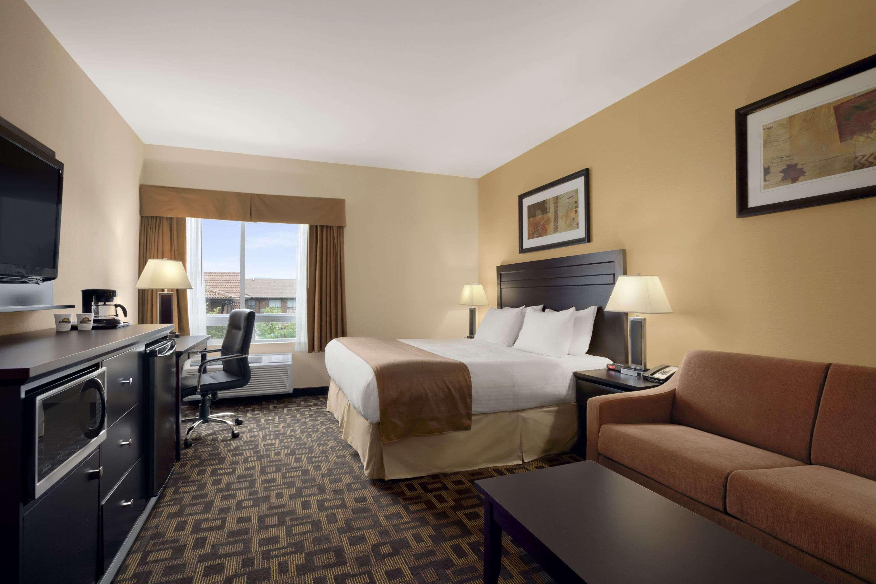 Days Inn & Suites By Wyndham Winnipeg Airport Manitoba Dış mekan fotoğraf