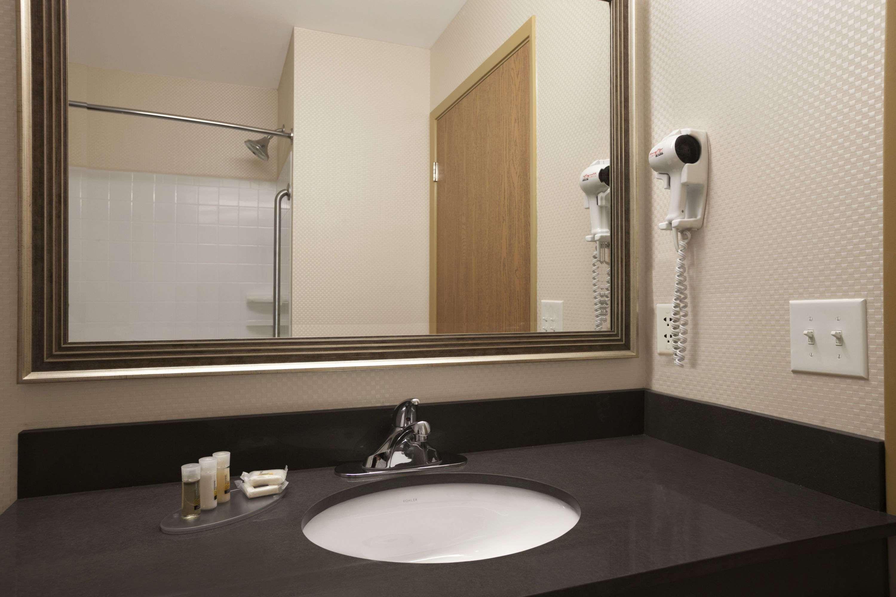 Days Inn & Suites By Wyndham Winnipeg Airport Manitoba Dış mekan fotoğraf