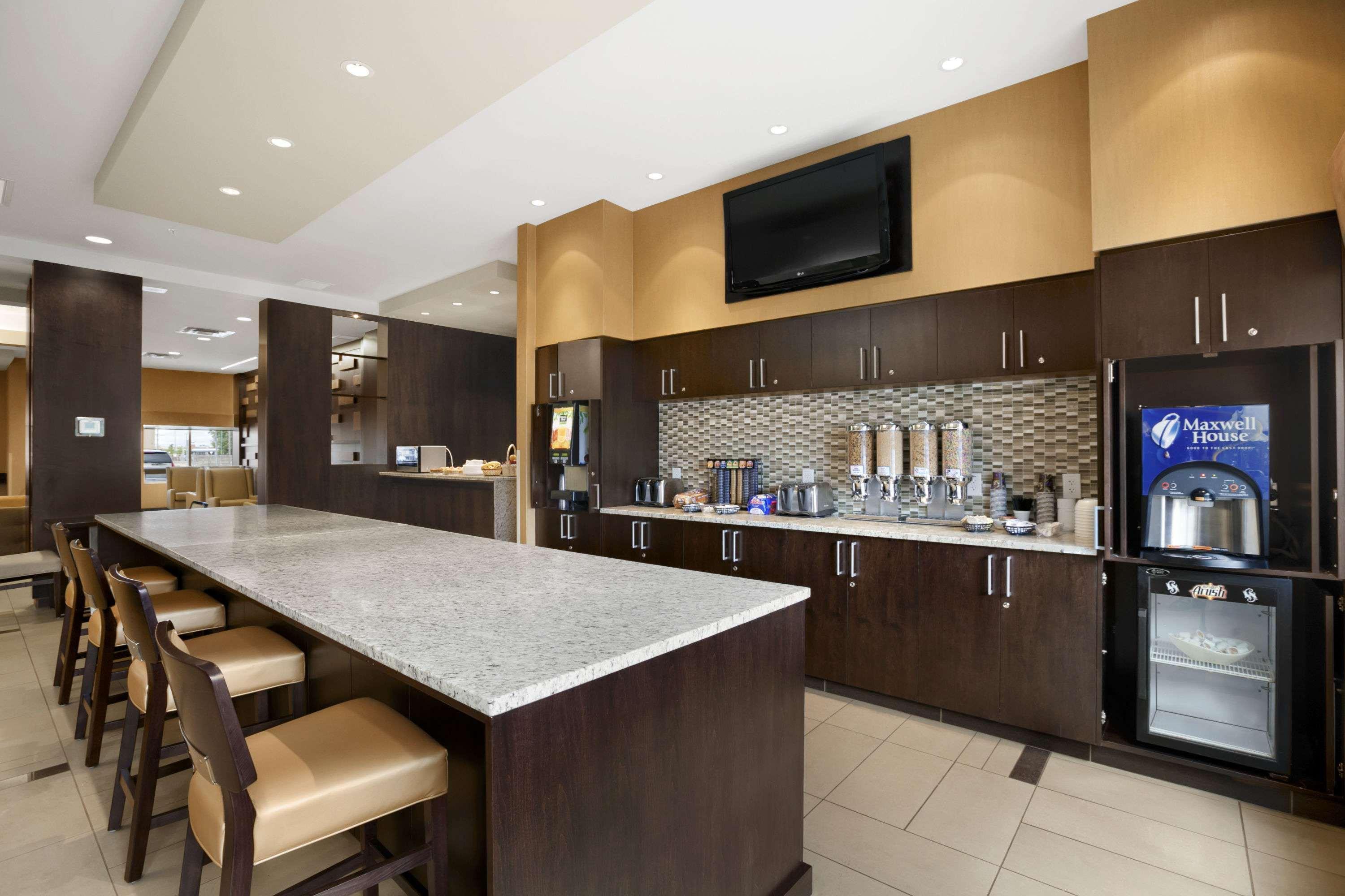 Days Inn & Suites By Wyndham Winnipeg Airport Manitoba Dış mekan fotoğraf