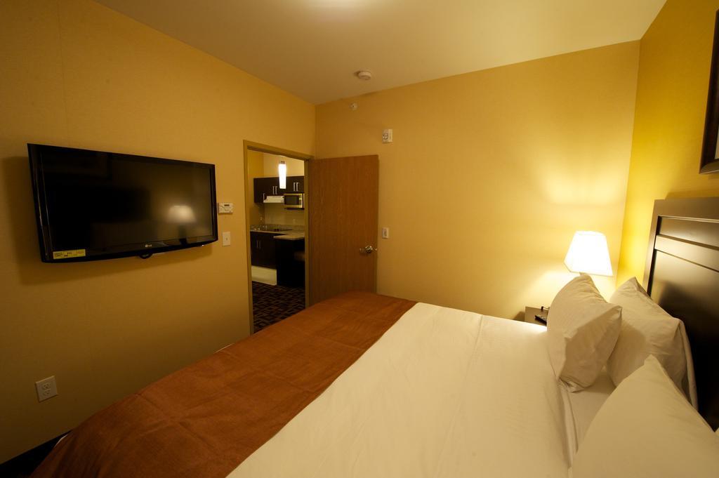 Days Inn & Suites By Wyndham Winnipeg Airport Manitoba Dış mekan fotoğraf