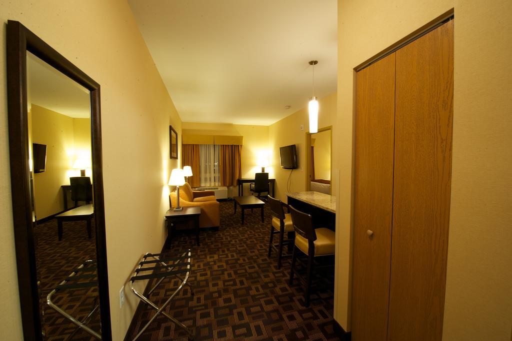 Days Inn & Suites By Wyndham Winnipeg Airport Manitoba Dış mekan fotoğraf