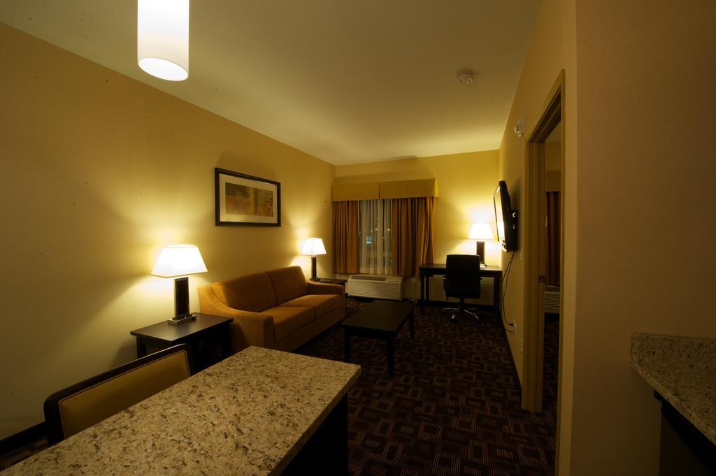 Days Inn & Suites By Wyndham Winnipeg Airport Manitoba Dış mekan fotoğraf